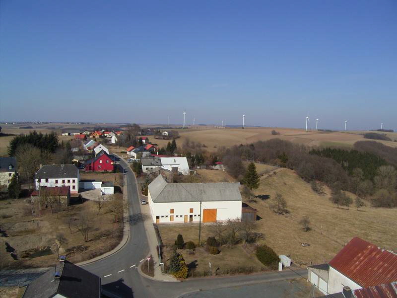 Koxhausen von Kirchturm aus gesehen in Richtung Oberdorf und dem allerersten damals größten Windparks (12 Windräder) in der Südeifel 