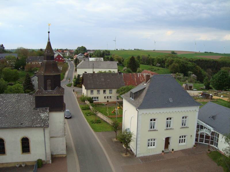 Kirche und Pfarrhaus mit DGH