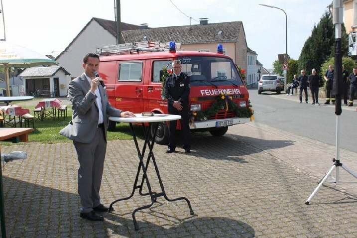 Bürgermeister der VG Südeifel Moritz Petry bei der Ansprache. Als erstes begrüßte er alle Anwesenden und bedankte sich für die Einladung zur Einweihung des TSF. Außerdem hob er die Wichtigkeit der Freiwilligen Feuerwehren hervor und lobte den Einsatz für die Allgemeinheit.